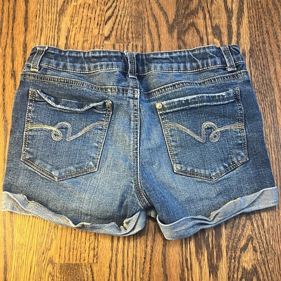 🩳SERVED THE SASS BUT STILL HAS CLASS CUFFED JEAN SHORTS!🩳 - Picture 2 of 2